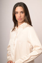 Camicia in raso avorio con colletto gioiello