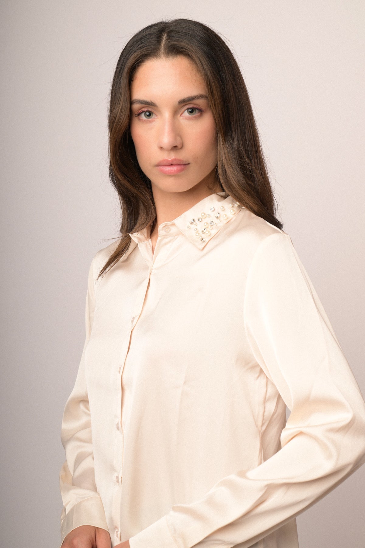 Camicia in raso avorio con colletto gioiello