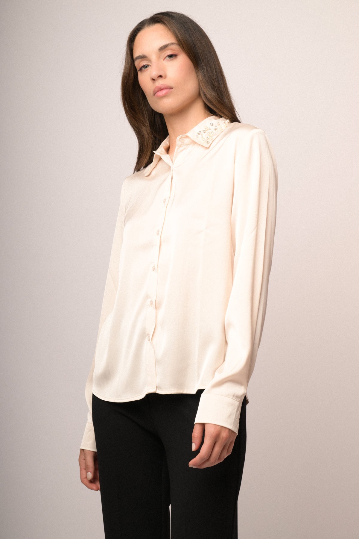 Camicia in raso avorio con colletto gioiello