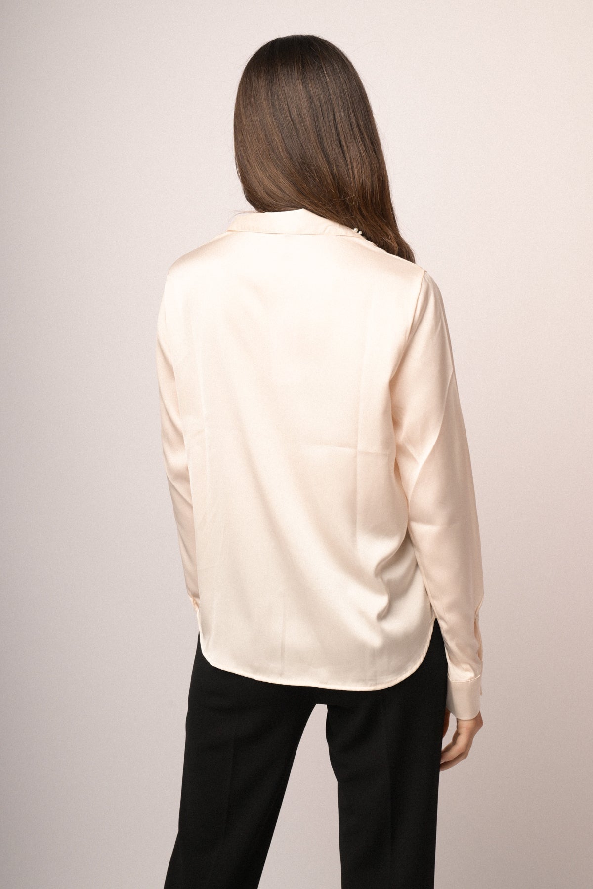 Camicia in raso avorio con colletto gioiello