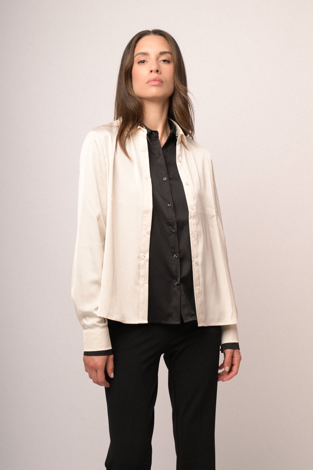 Camicia in raso avorio con colletto gioiello